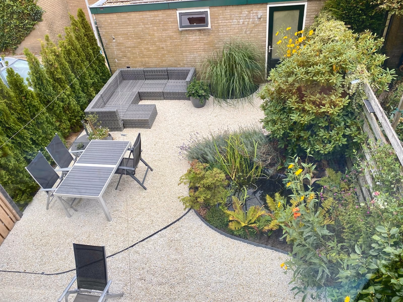 Witte kwartssplit in een groene tuin met een terras en zithoek